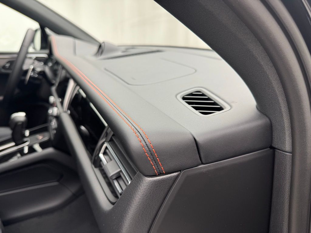 Thumbnail: 2025 Porsche Macan - 26