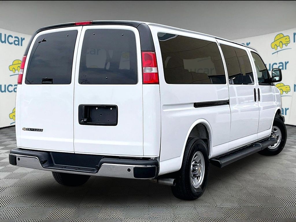 2025 Chevrolet Express 3500 — photo 6