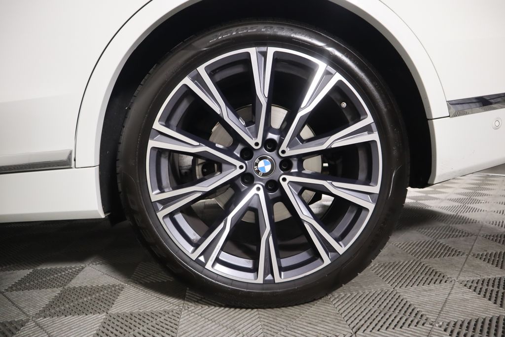 2022 BMW X7 xDrive40i 32
