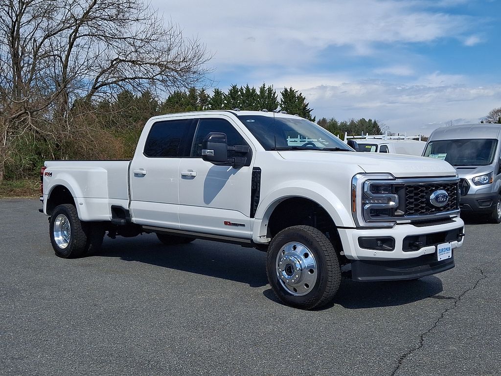 Star White Metallic Tri-Coat 2025 Ford F-450 Super Duty Platinum Crew Cab LB DRW 4WD Pickup Truck Four-Wheel Drive Automatic