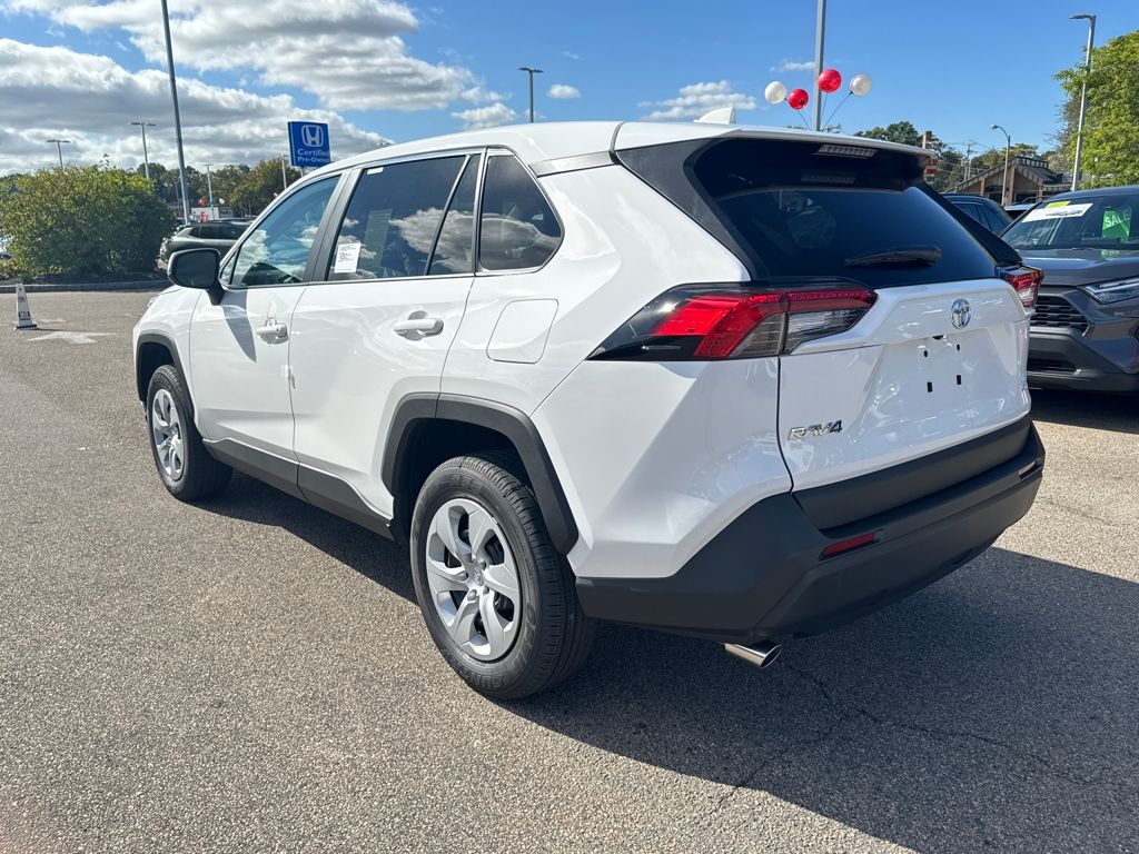 2025 Toyota RAV4 LE photo 5