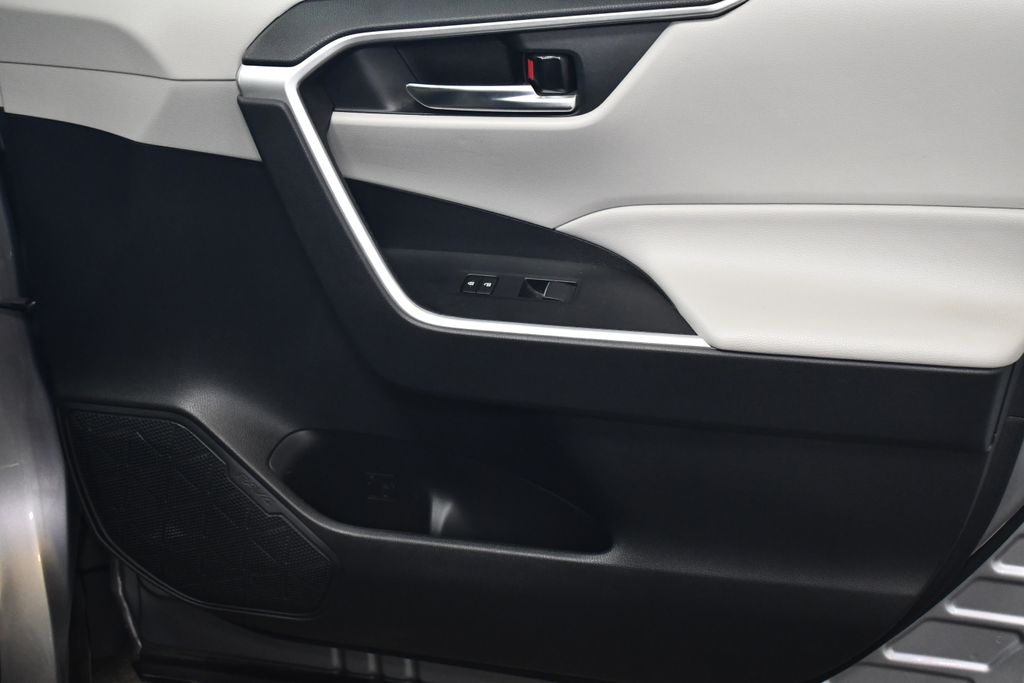 Thumbnail: 2021 Toyota RAV4 - 32