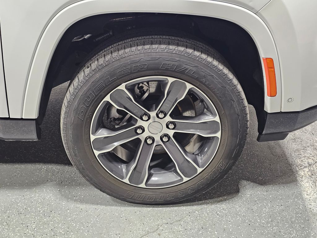 Used 2023 White Jeep Base image 9