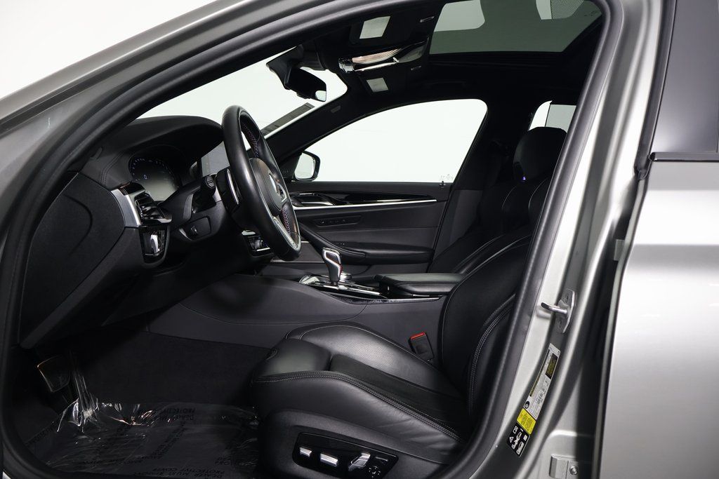 Thumbnail: 2022 BMW M5 - 10