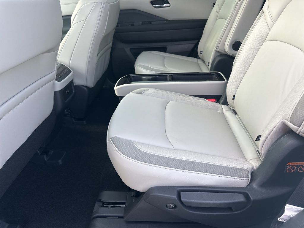 2025 Everest White Pearl Tricoat Nissan Pathfinder SL FWD SUV
