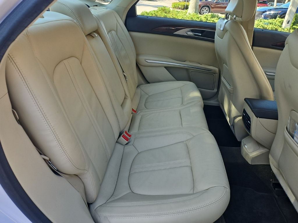 Used 2015 White Lincoln Base image 17