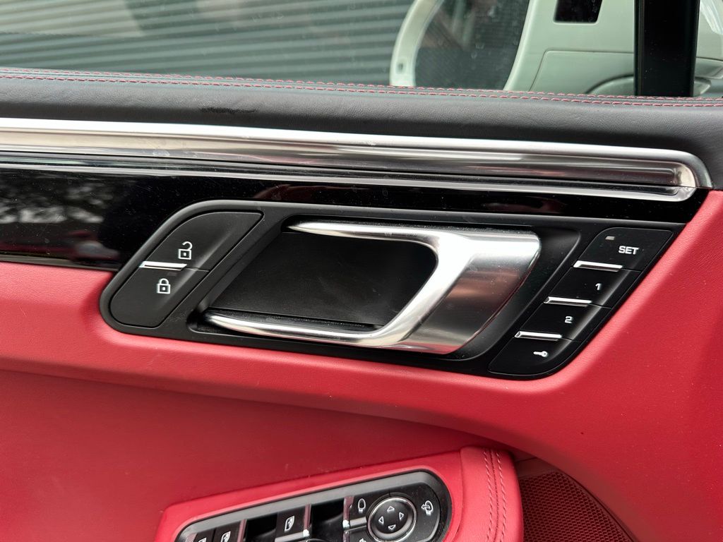 Thumbnail: 2023 Porsche Macan - 21