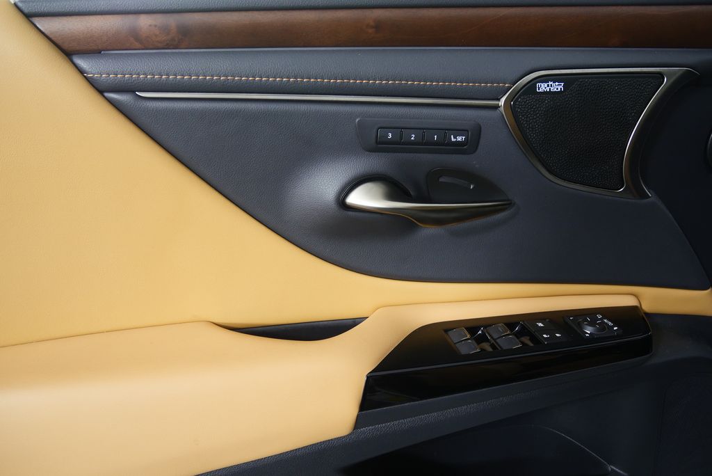 2023 Lexus ES  9