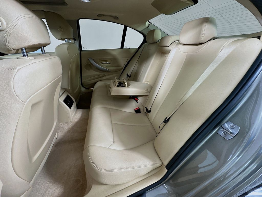 Thumbnail: 2016 BMW 3 Series - 24