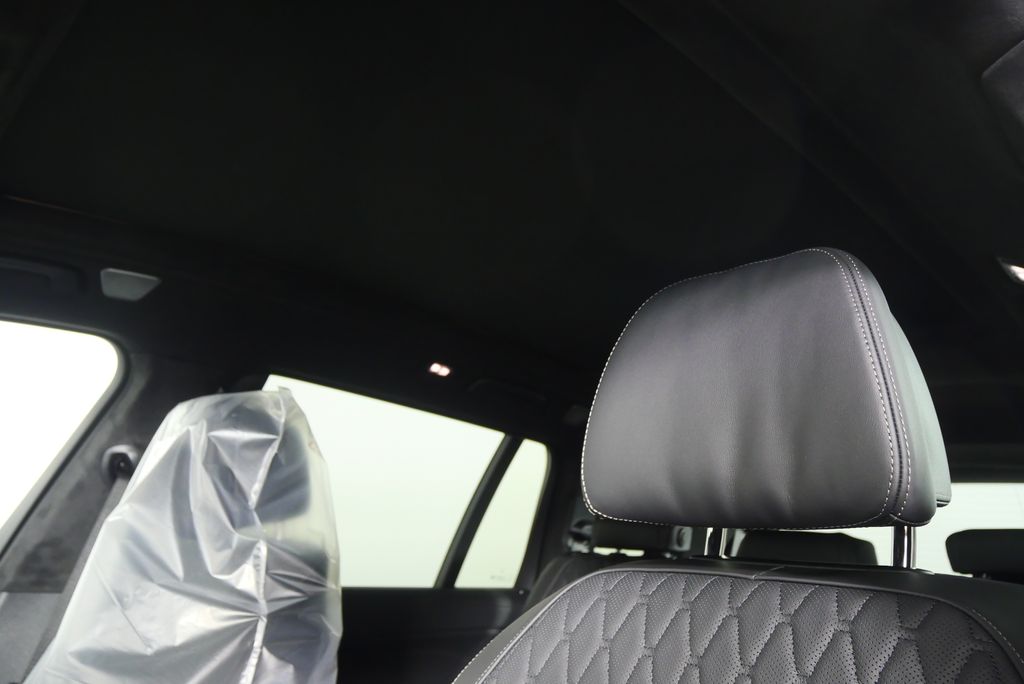 2026 BMW X7 M60i 12