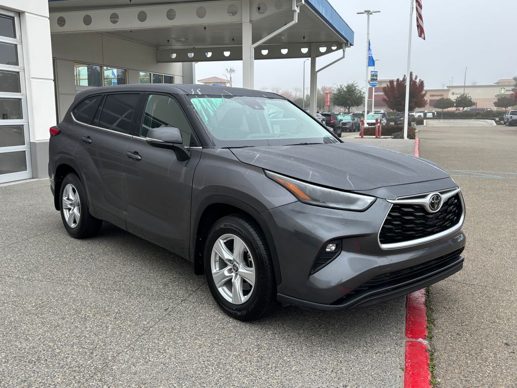 Thumbnail: 2022 Toyota Highlander - 3