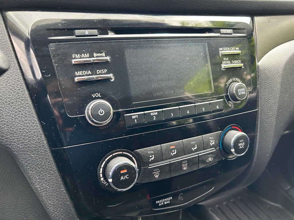 2017 Nissan Rogue Sport S 27