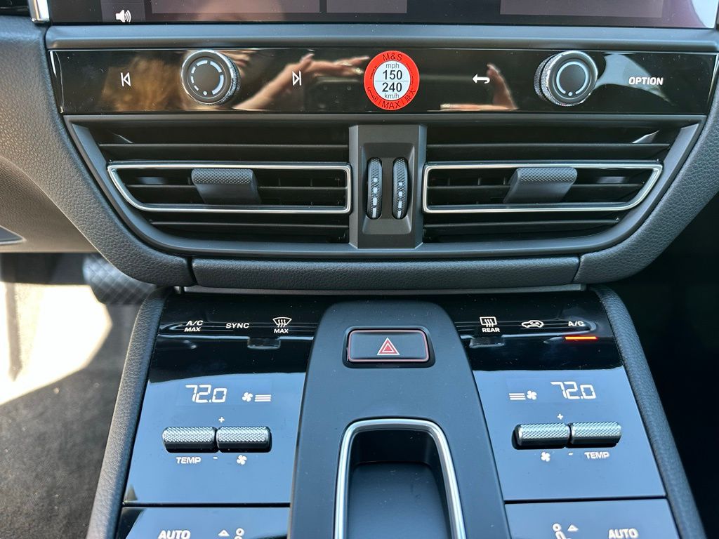 Thumbnail: 2026 Porsche Macan - 23