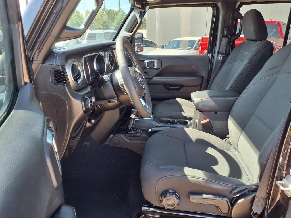 2023 Jeep Wrangler Sahara - 9