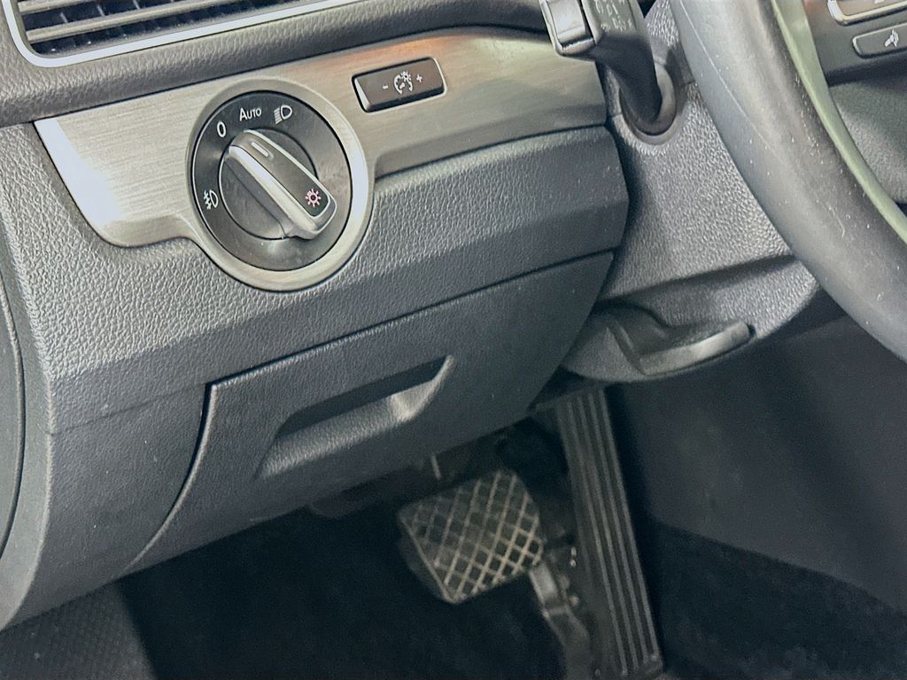 2014 Volkswagen Passat SE 10