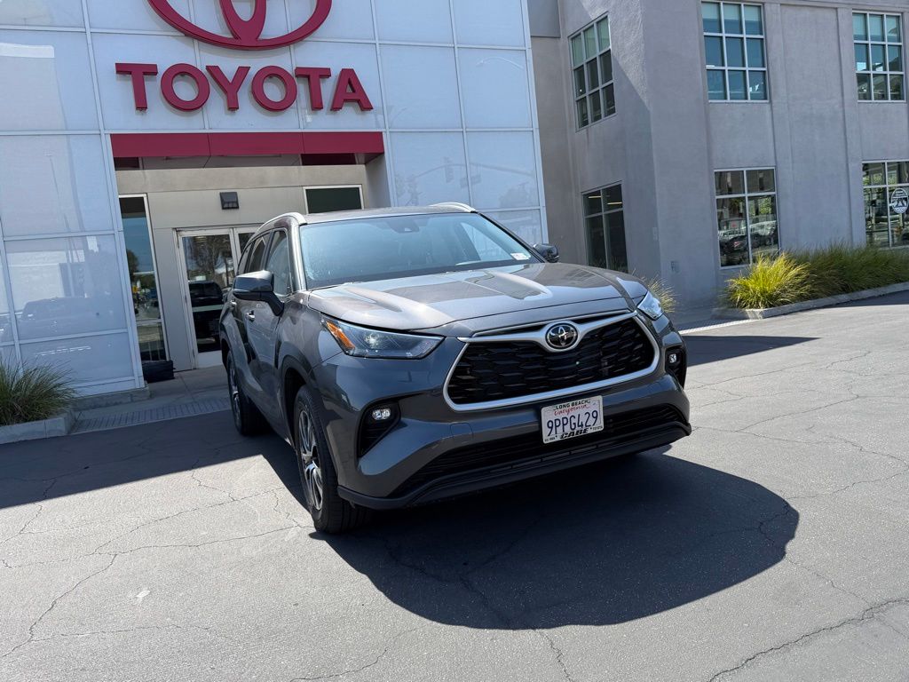 Magnetic Gray Metallic 2024 Toyota Highlander XLE FWD SUV / Crossover Front-Wheel Drive 8-Speed Automatic