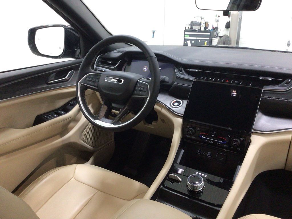 Used 2025 Jeep Grand Cherokee SUV