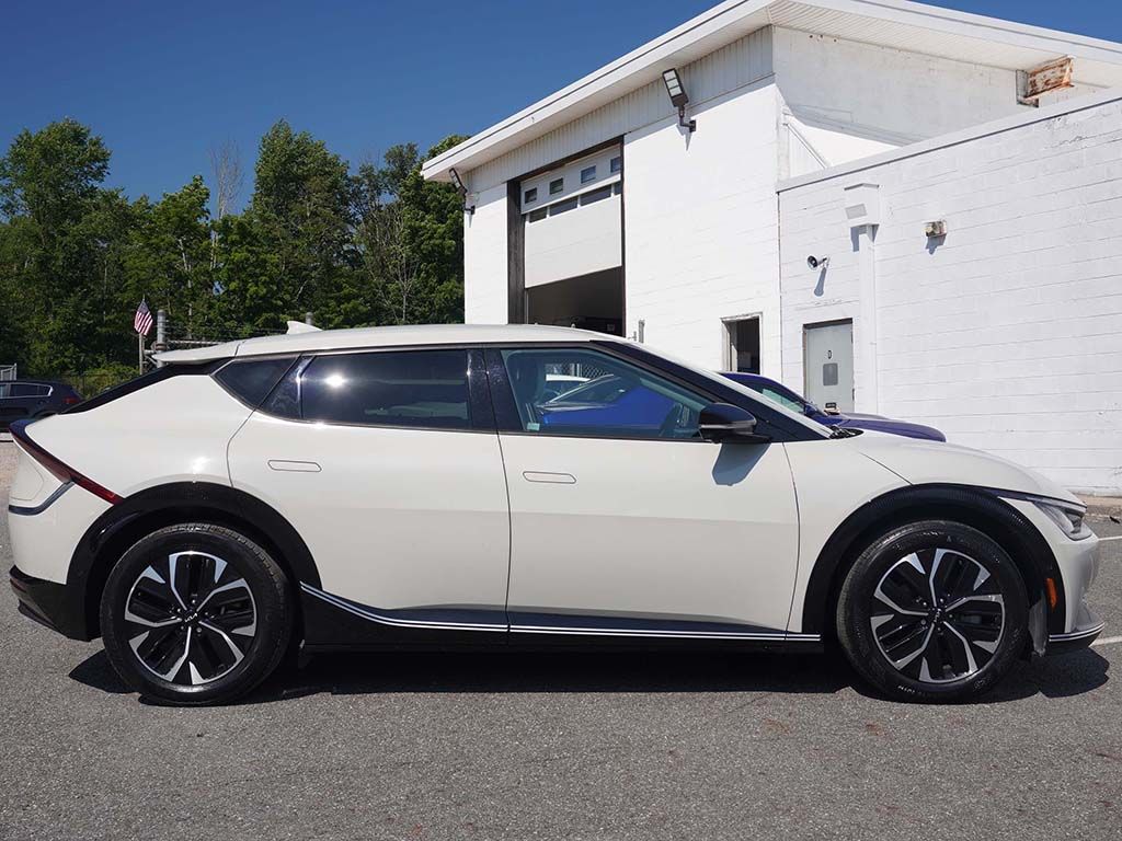 Used 2024 White Kia Wind image 17
