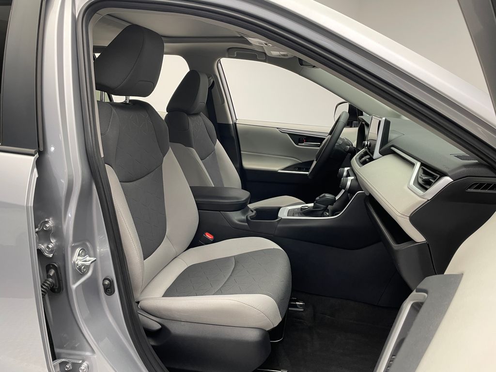 2023 Toyota RAV4 XLE 18