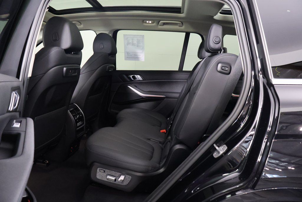 Thumbnail: 2021 BMW X7 - 11