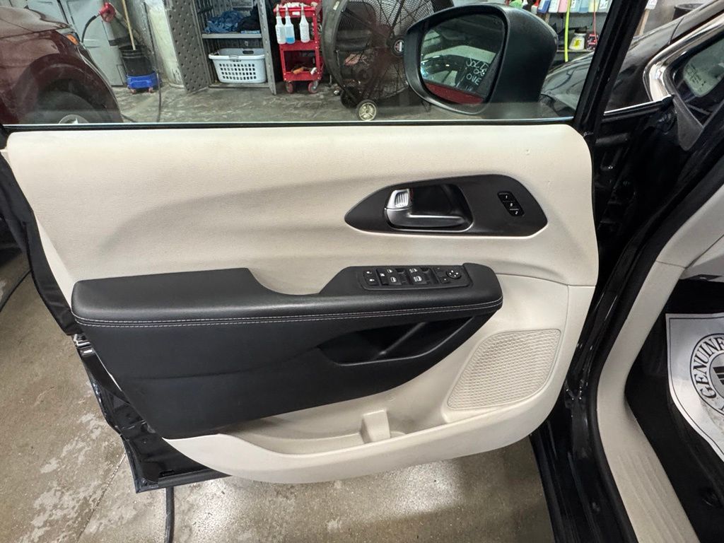 Used 2023 Chrysler Pacifica Van