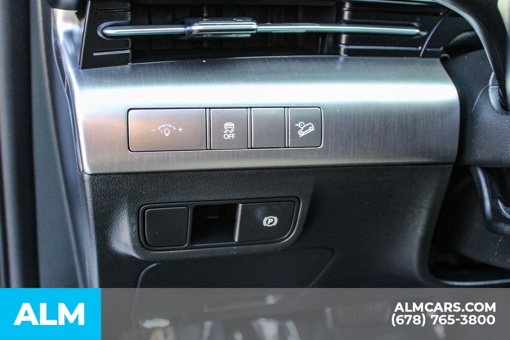 Used 2025 White Hyundai SEL image 31