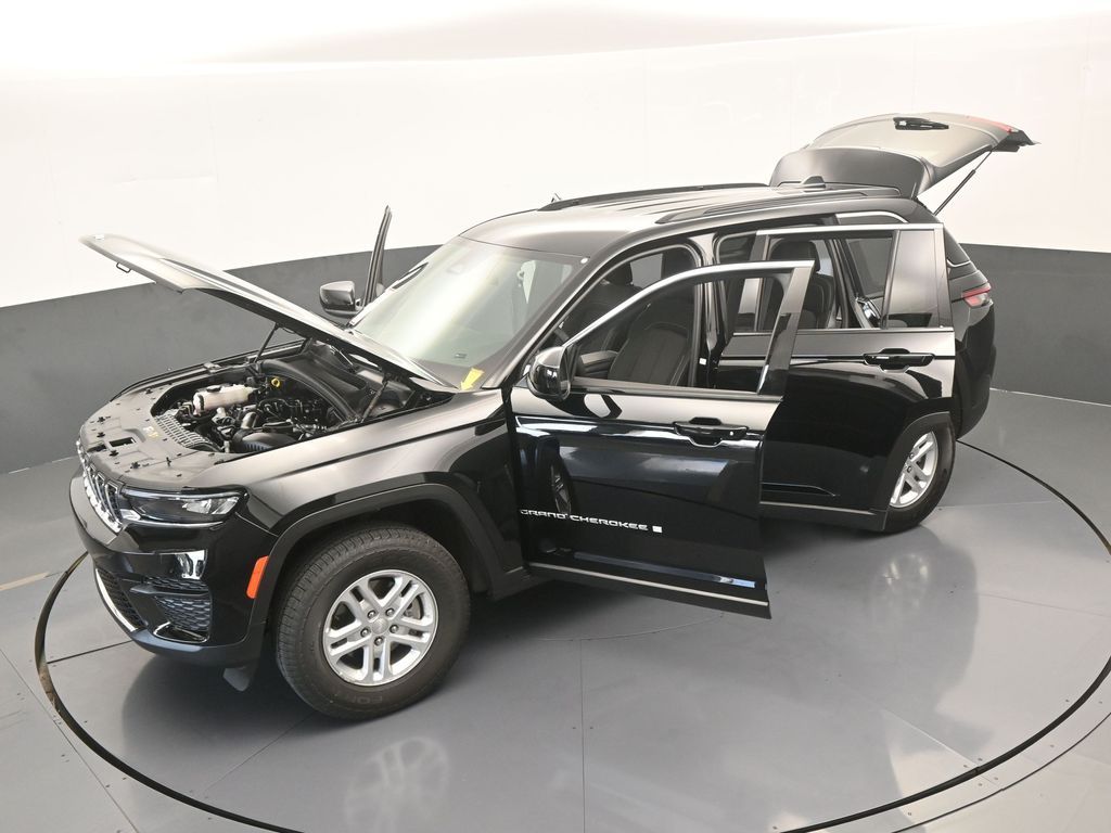 Used 2025 Diamond Black Crystal Pearlcoat Jeep Laredo image 61