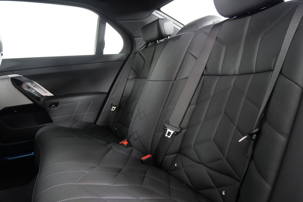 2025 BMW 7 Series 750e xDrive 15