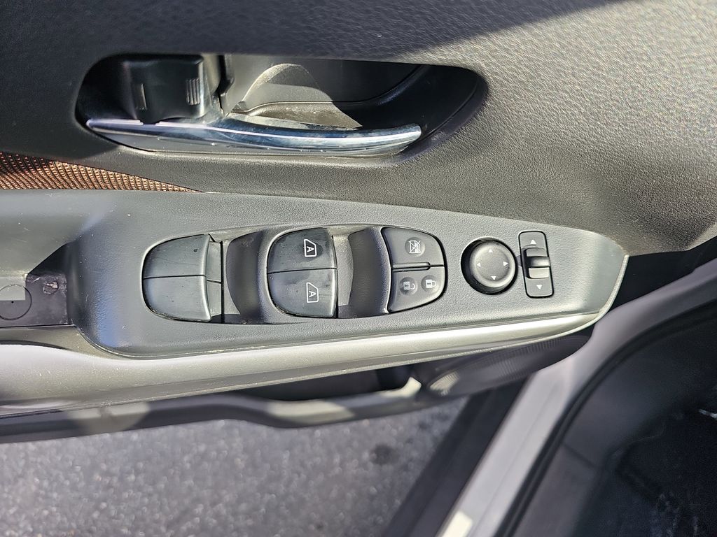 Used 2019 Silver Nissan SR image 27