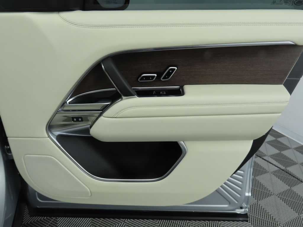 2023 Land Rover Range Rover SE 26