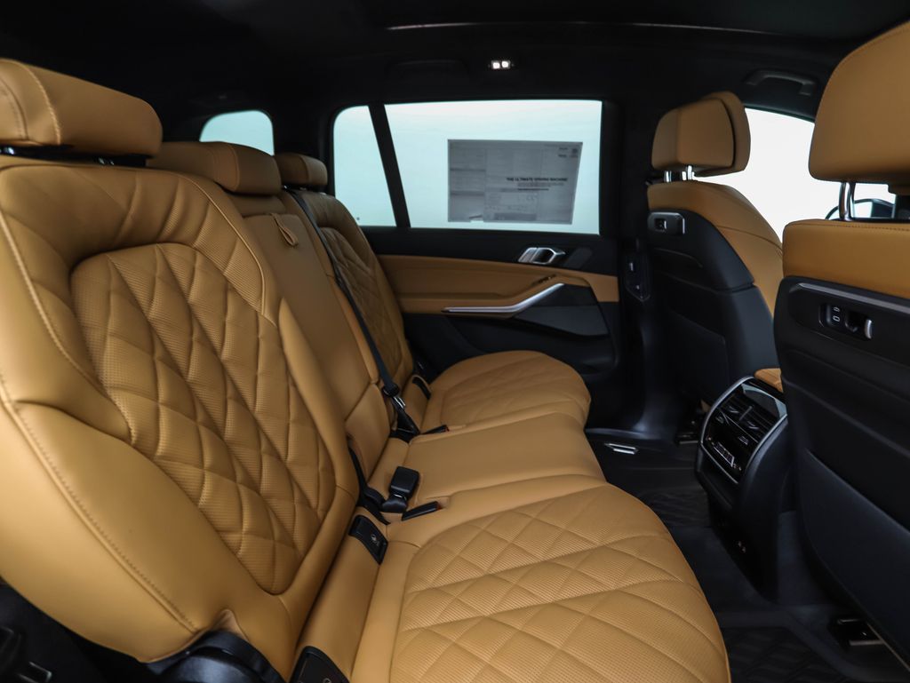 Thumbnail: 2026 BMW X7 - 32