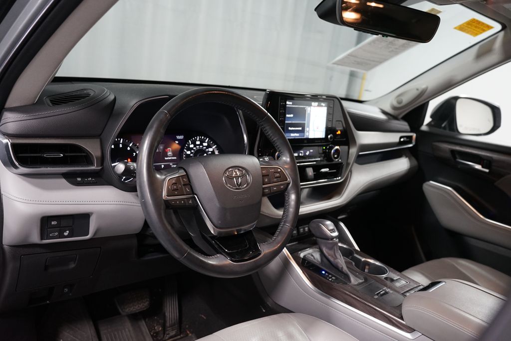 Thumbnail: 2021 Toyota Highlander - 7