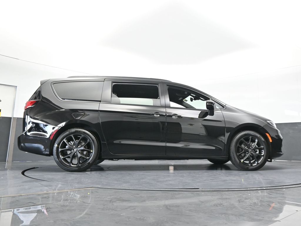 New 2026 Diamond Black Crystal Pearlcoat Chrysler Select image 64