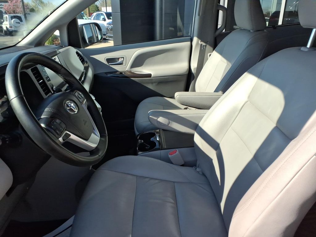 Used 2019 White Toyota XLE Premium image 13