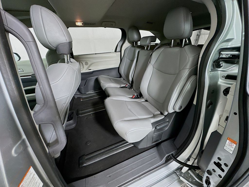 2022 Toyota Sienna XLE 22