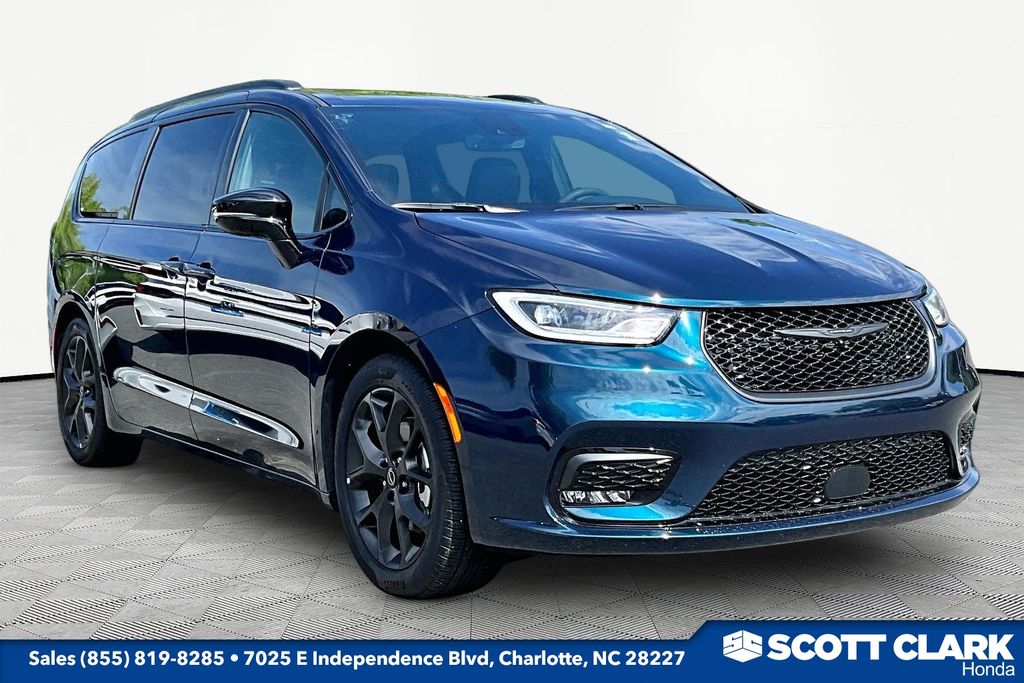 2025 Chrysler Pacifica Limited's photo