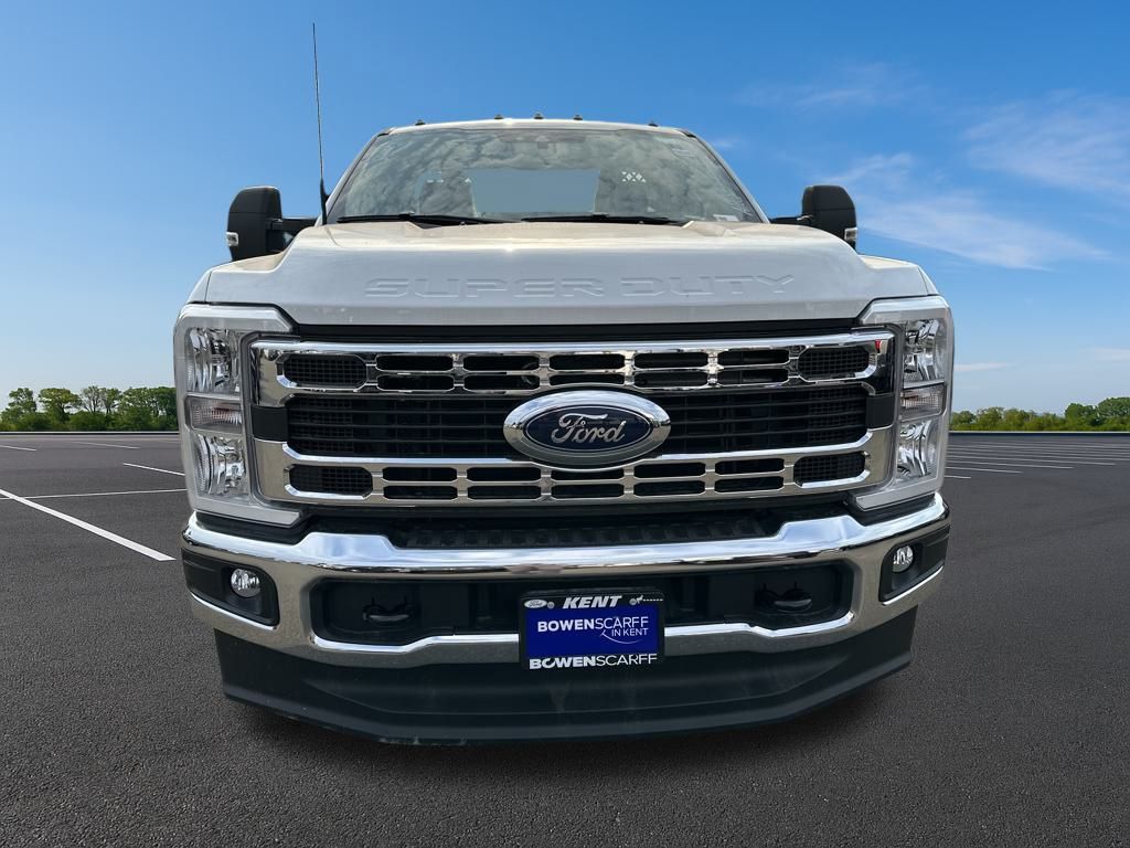 New 2025 Ford Super Duty F-350 Chassis Regular Cab (DRW) 169" Wheelbase XL