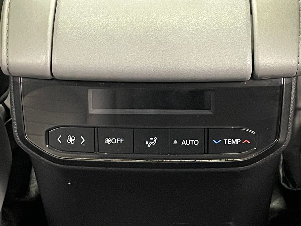 2023 Toyota Highlander XLE 26