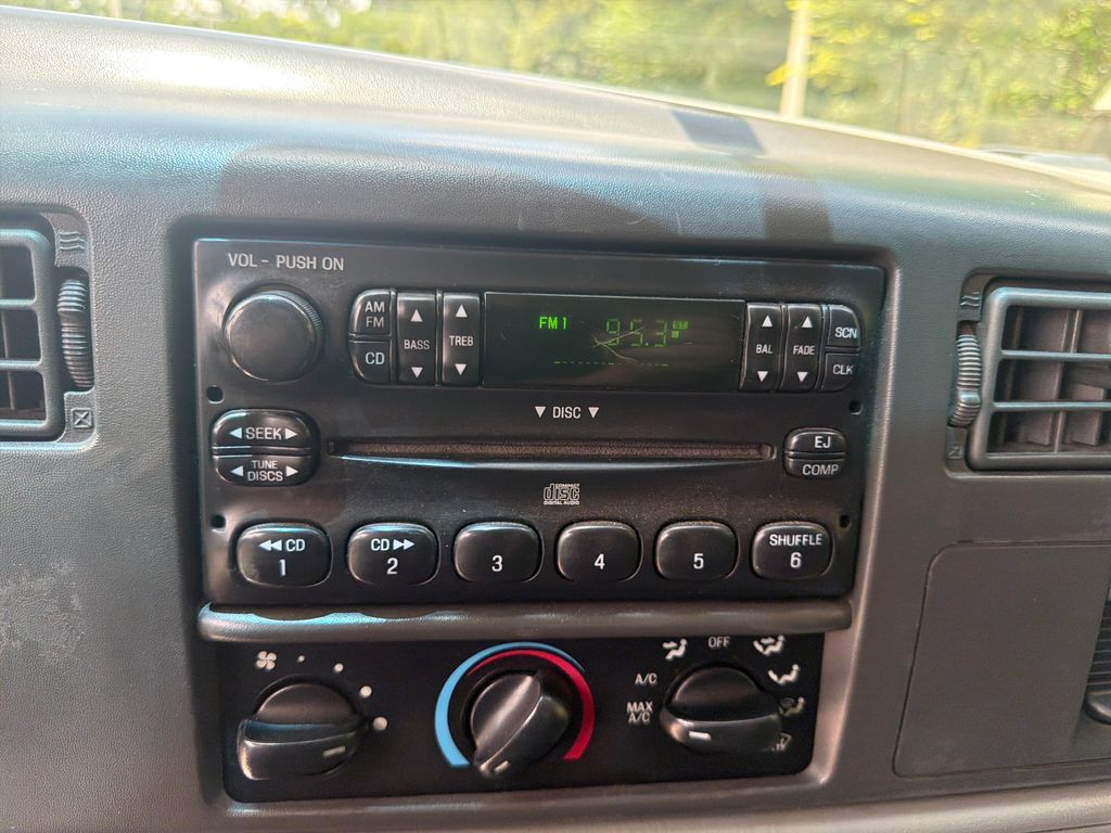 Used 2004  Ford XL image 23
