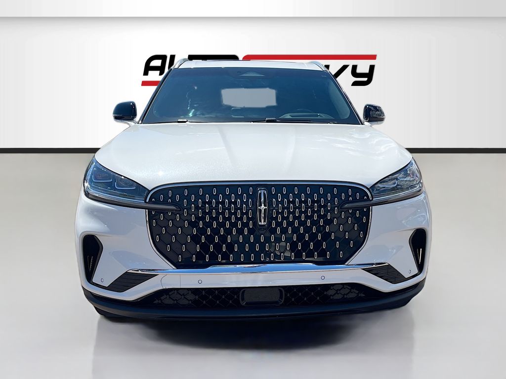 Used 2025 White Lincoln Reserve image 2