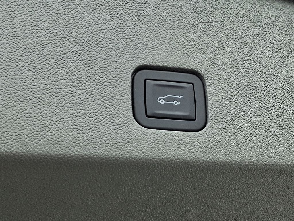 Thumbnail: 2025 Cadillac XT6 - 32