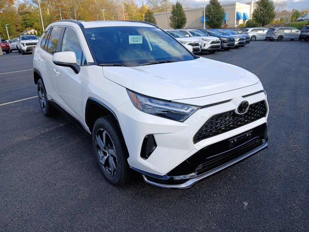 2025 Toyota RAV4 SE's photo