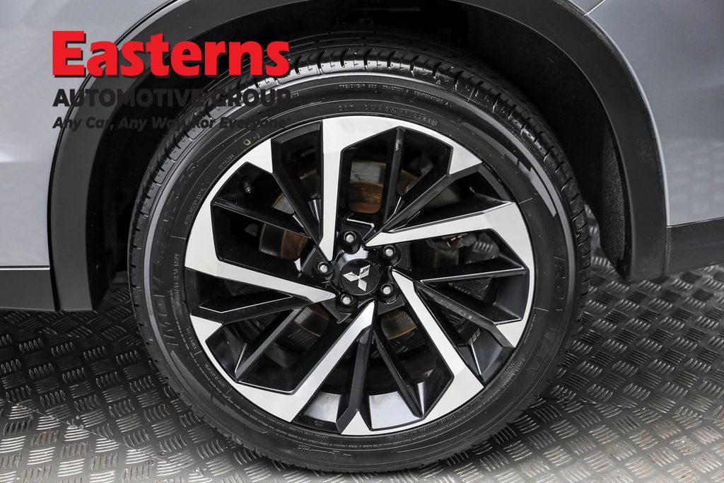 Used 2023 Silver Mitsubishi SE image 8