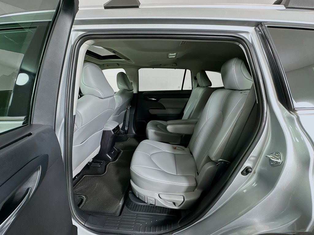 Thumbnail: 2021 Toyota Highlander - 25