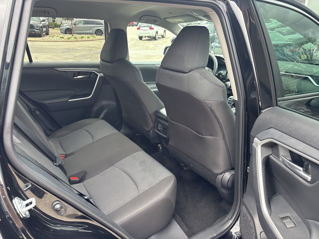 2025 Toyota RAV4 XLE - Photo 11