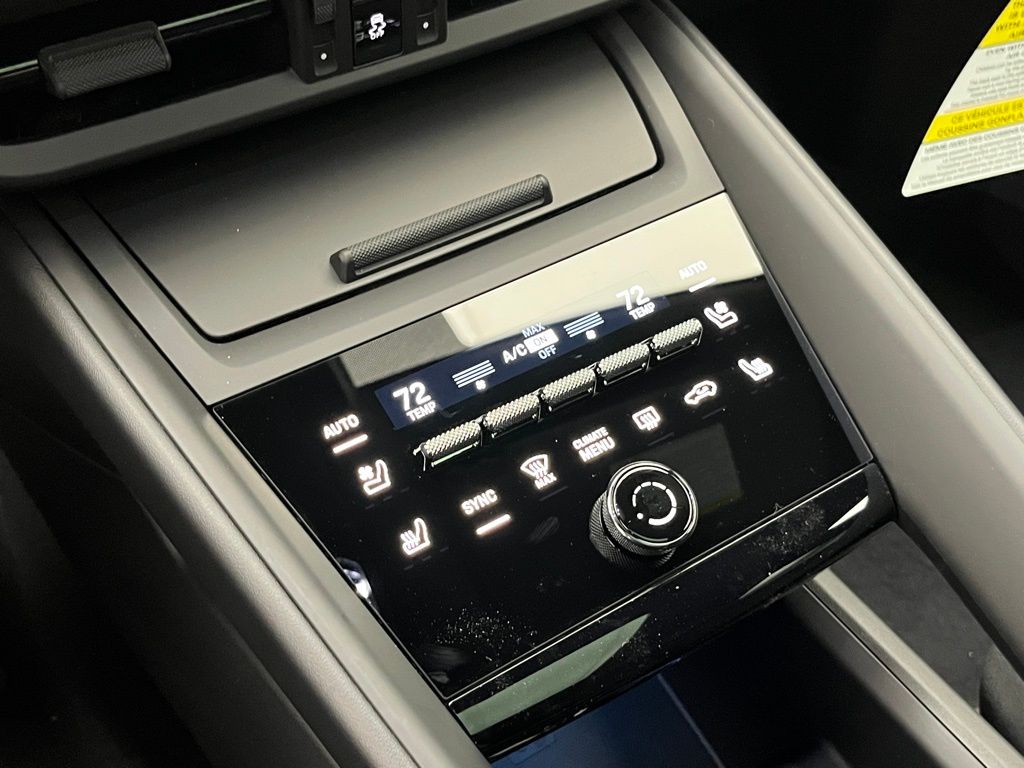 Thumbnail: 2025 Porsche Macan - 16