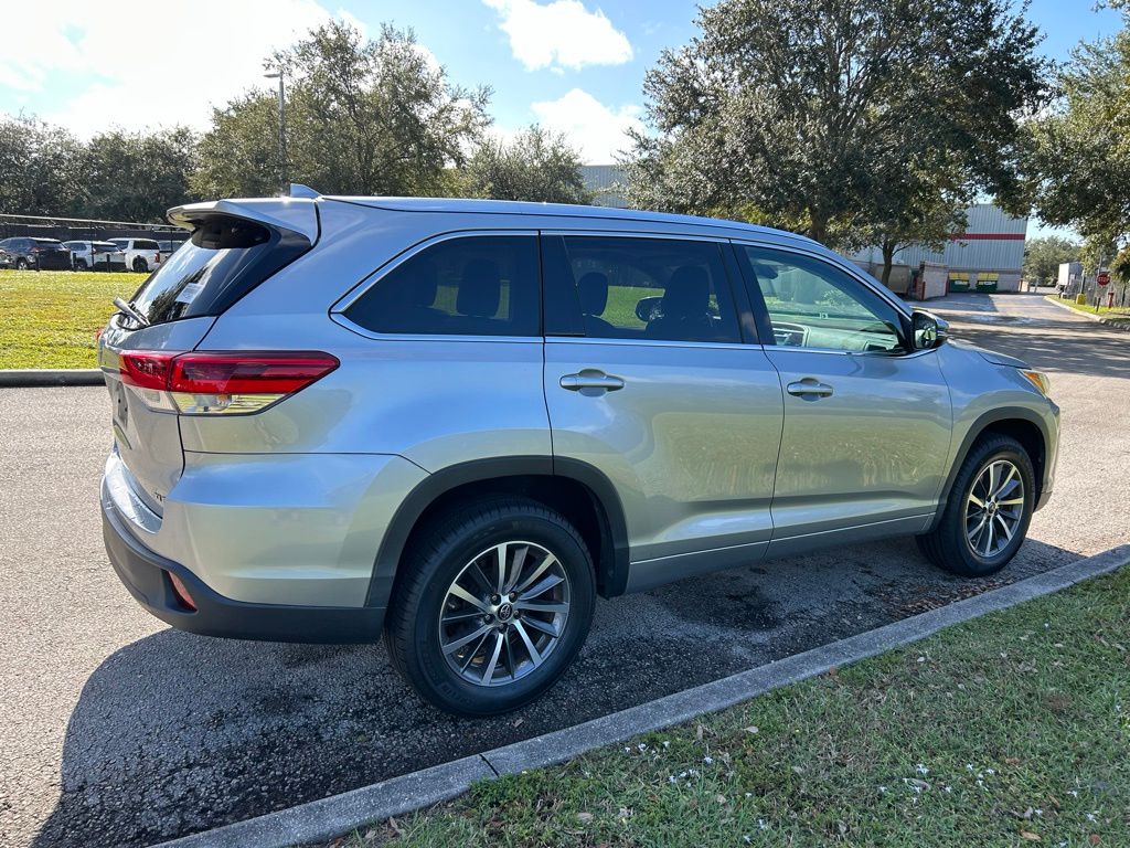 Thumbnail: 2017 Toyota Highlander - 5