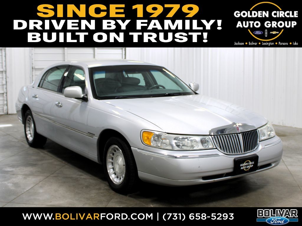 Silver Frost Clearcoat Metallic 2002 Lincoln Town Car Sedan Rear-Wheel Drive 4-Speed Automatic