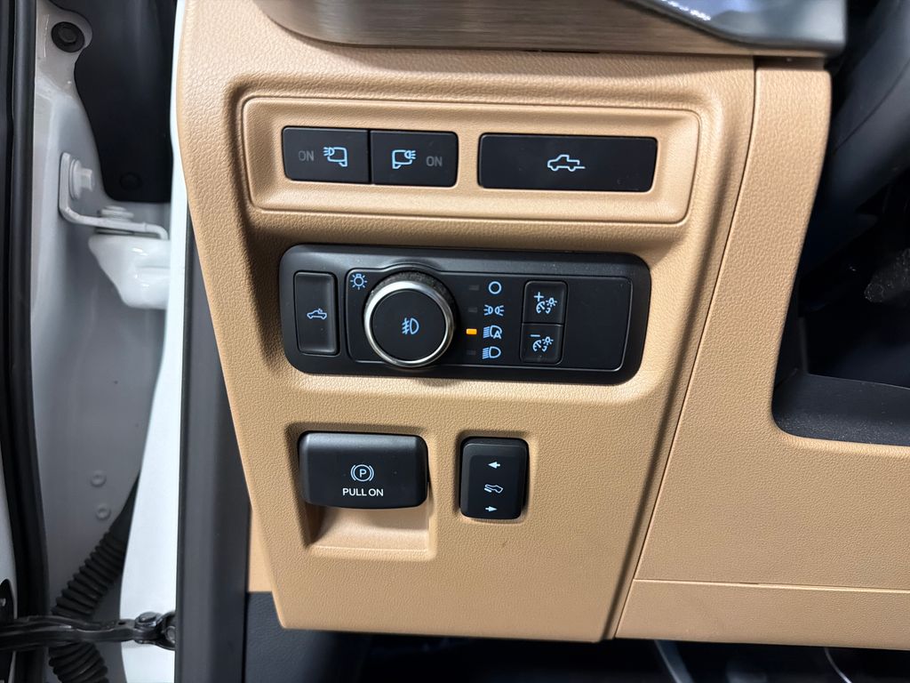 2021 Oxford White Ford F-150 Lariat 4X4 Truck