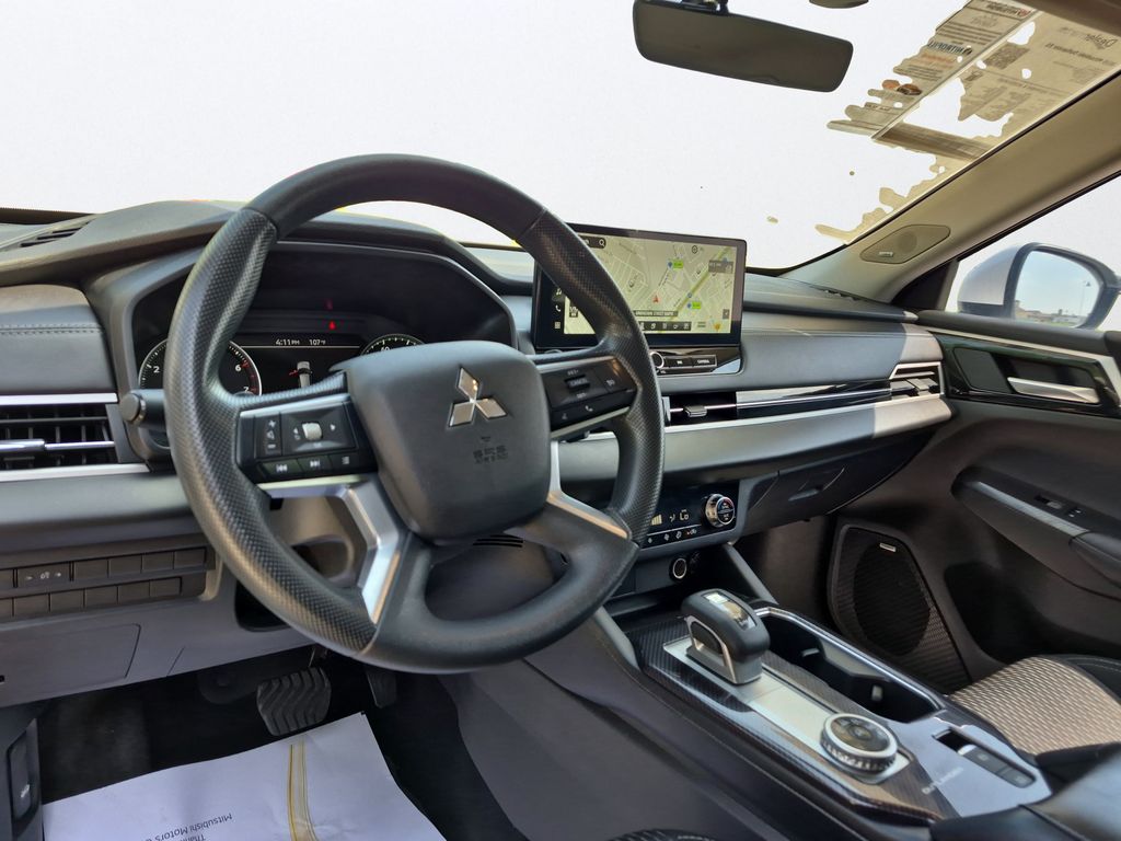 2025 Mitsubishi Outlander ES White at North Houston Mitsubishi